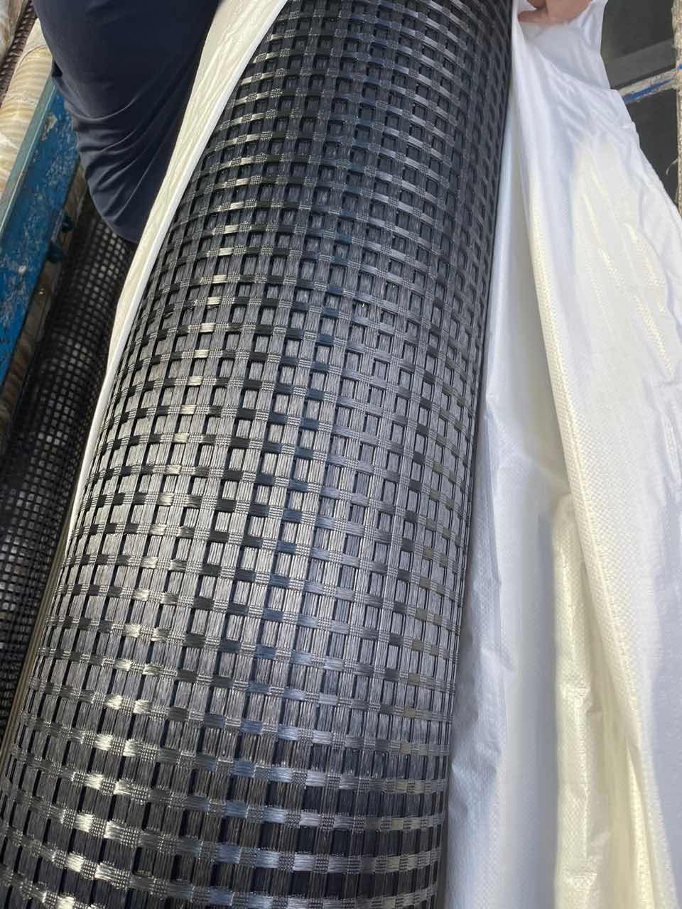 Geomalla UX PET 125/30 para refuerzo de suelos, rollo de 5.2 por 100 metros